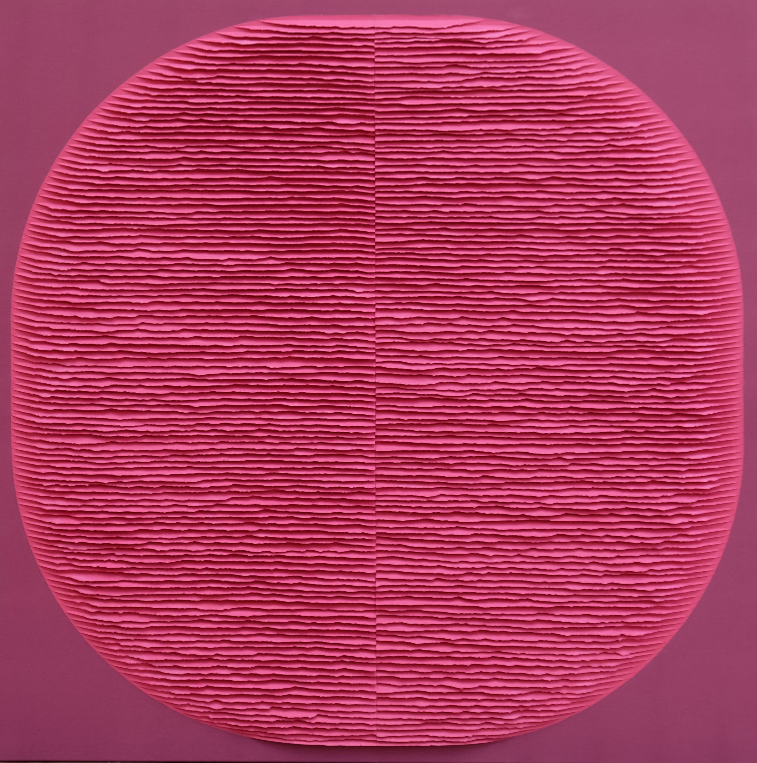 Image of Forme framboise sur fond rouge foncé