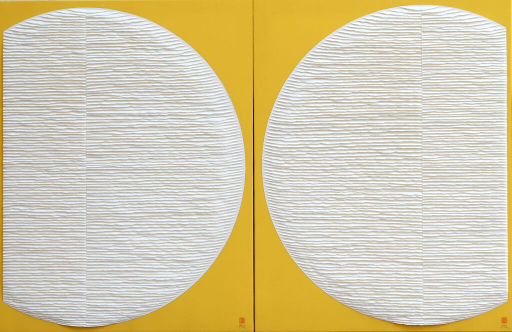 Diptyque deux cercles blancs tangents sur fond jaune