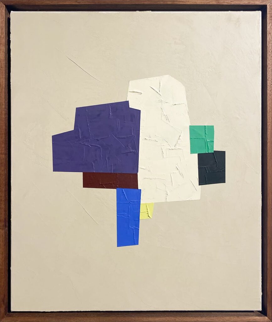 Sans titre (fond beige, forme bleue, blanche, verte, rouge et noire)